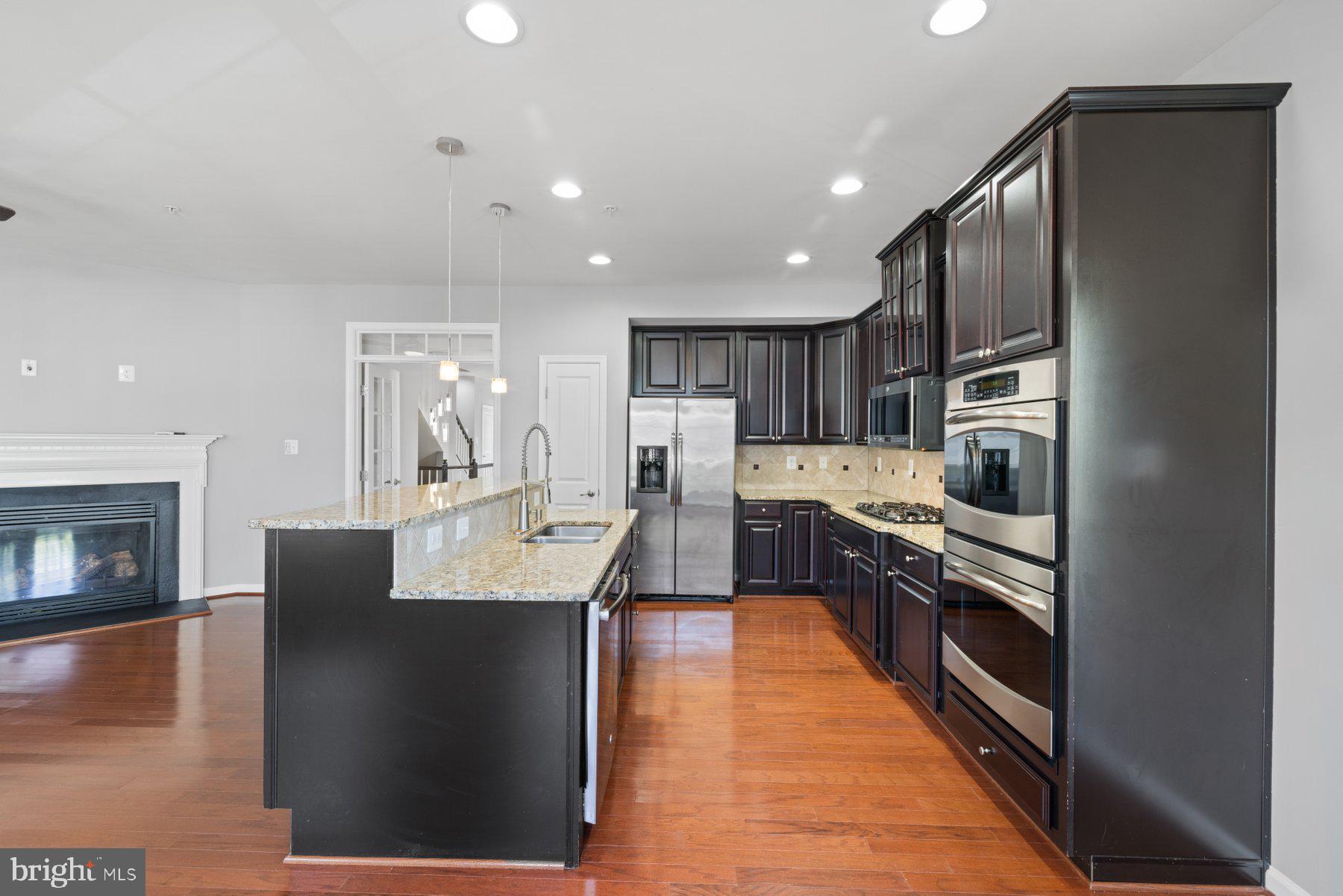 TOWN CENTER COMMONS - Residential Lease