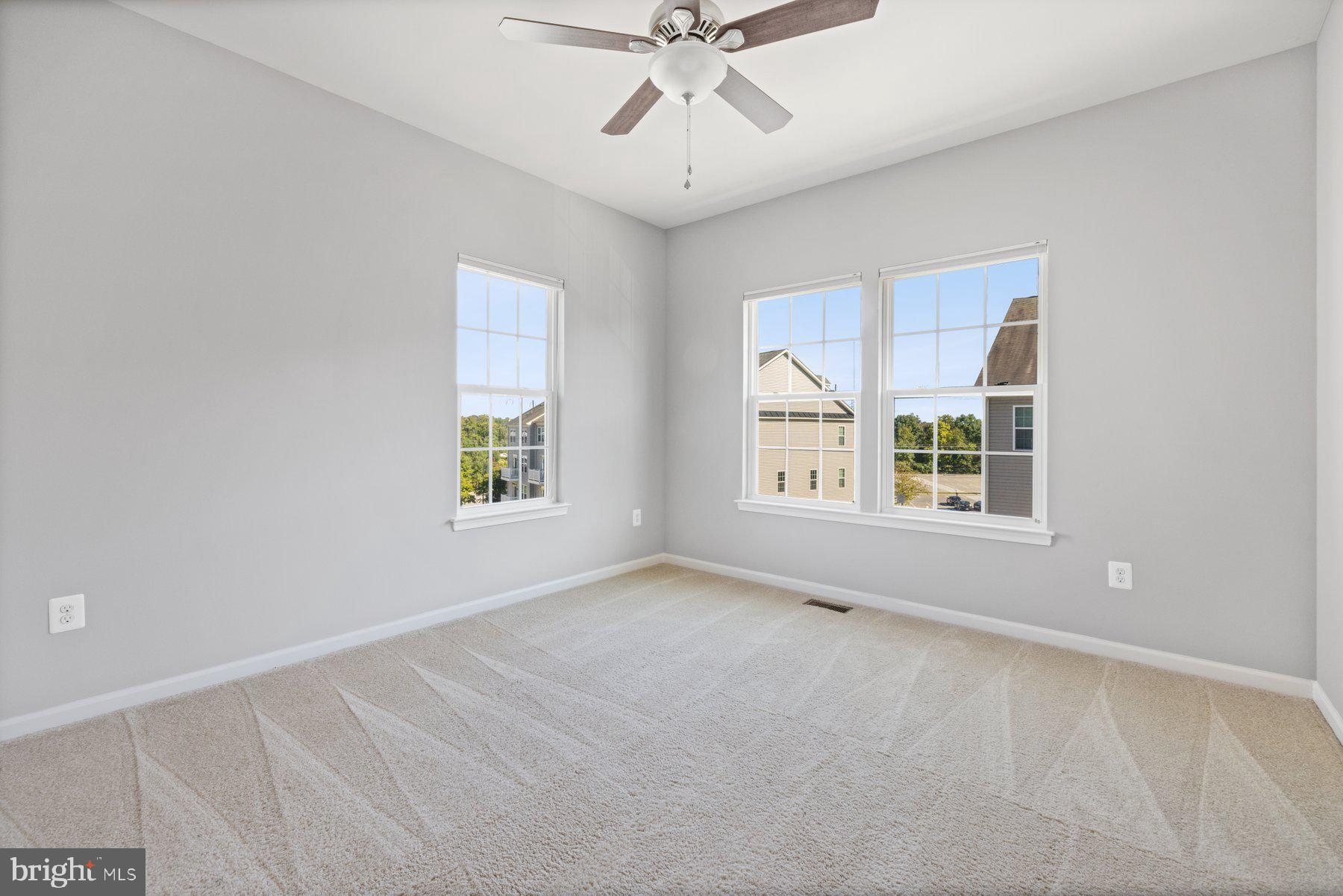 TOWN CENTER COMMONS - Residential Lease