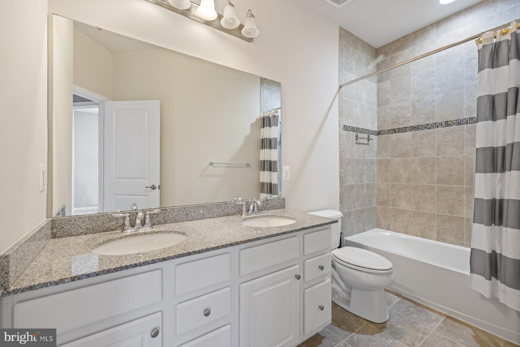 TOWN CENTER COMMONS - Residential Lease