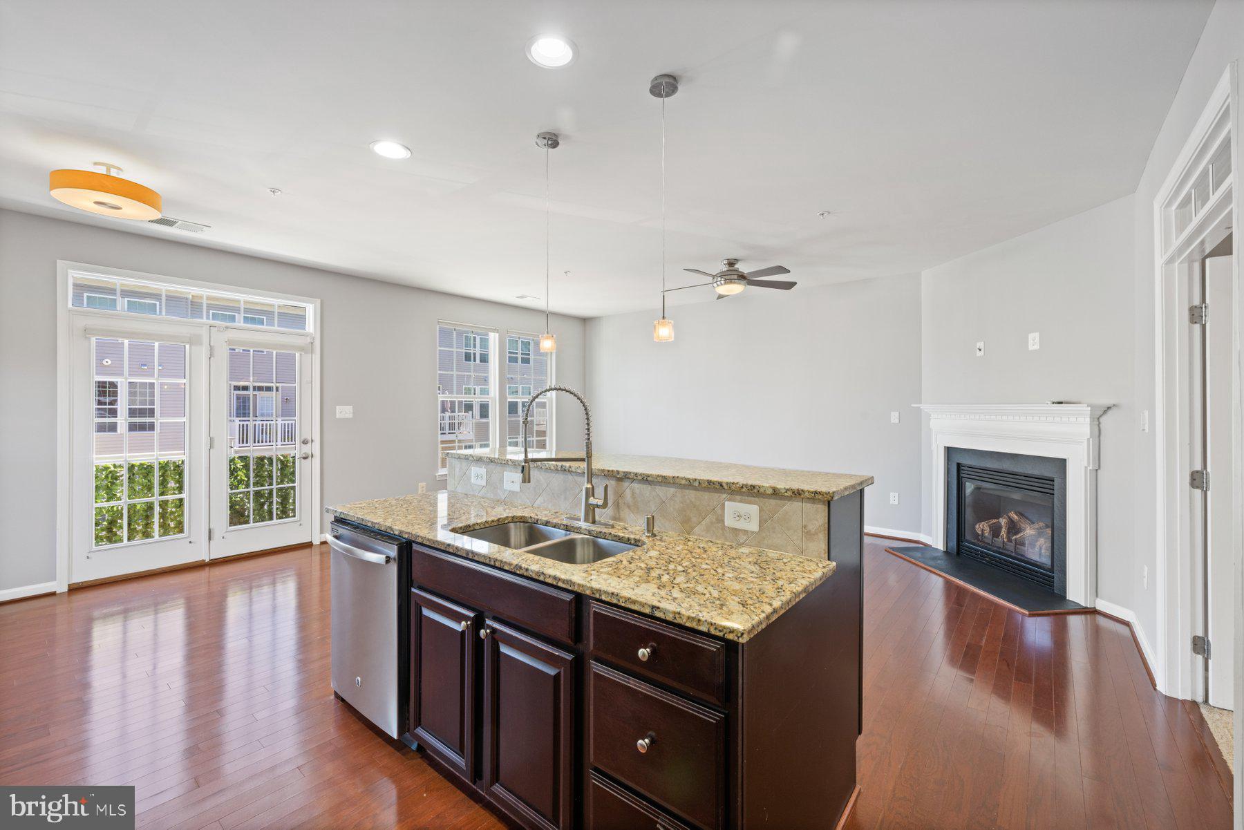 TOWN CENTER COMMONS - Residential Lease