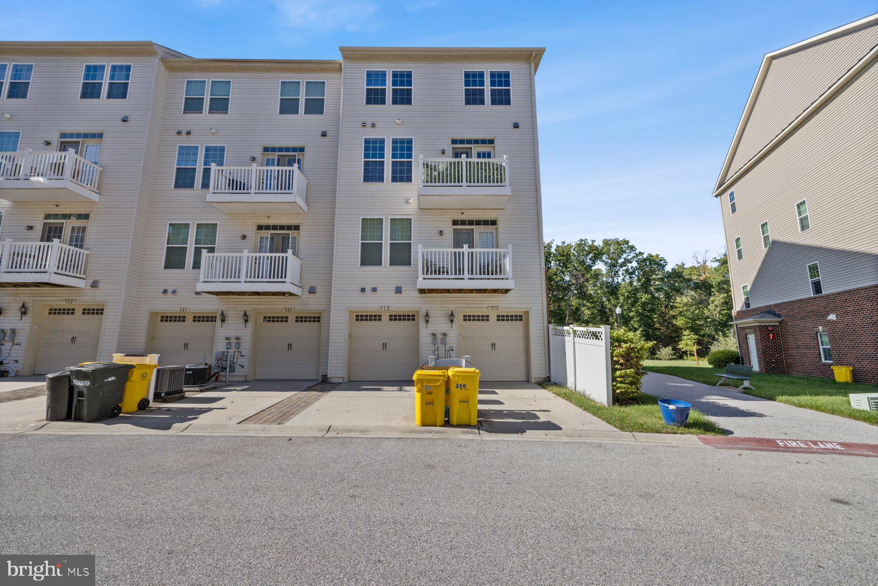 TOWN CENTER COMMONS - Residential Lease