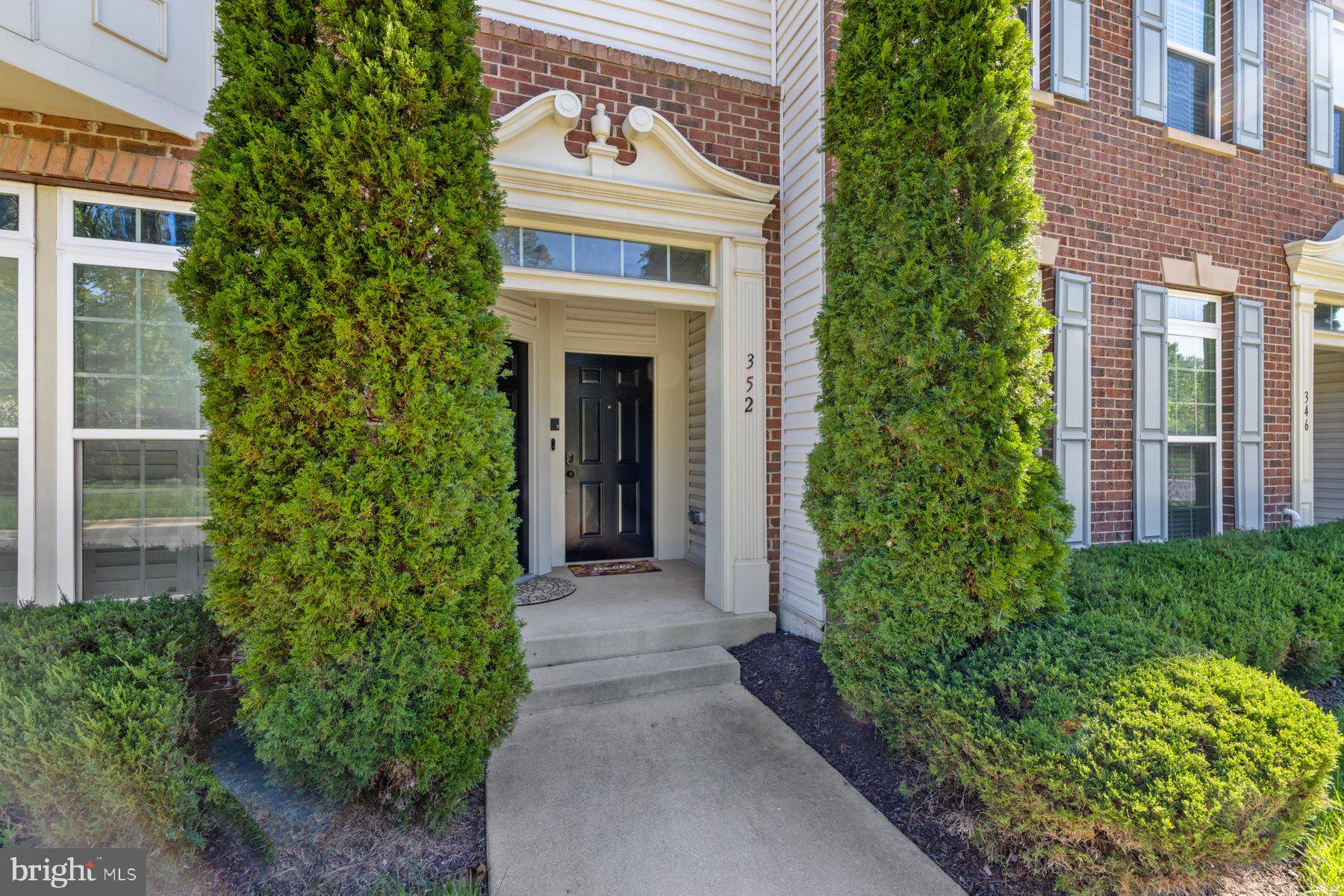 TOWN CENTER COMMONS - Residential Lease