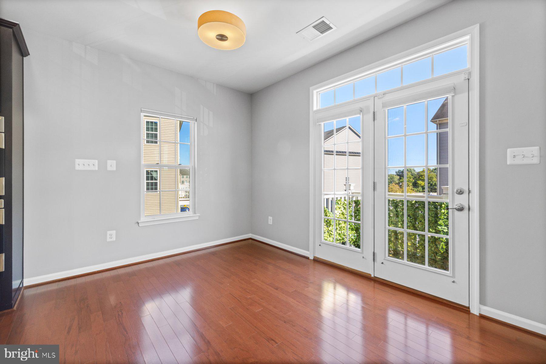 TOWN CENTER COMMONS - Residential Lease