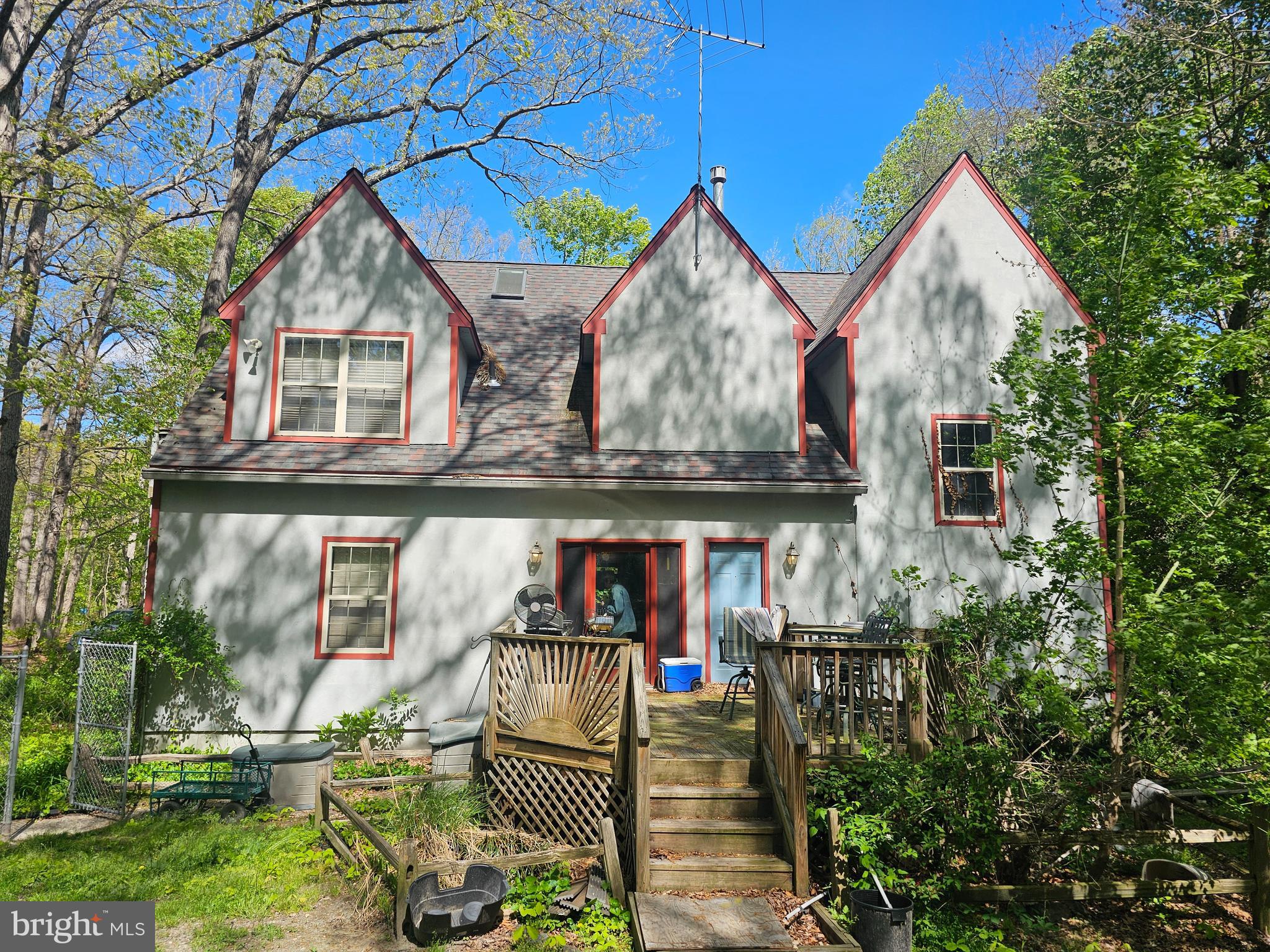 5 HIGGINS AVENUE