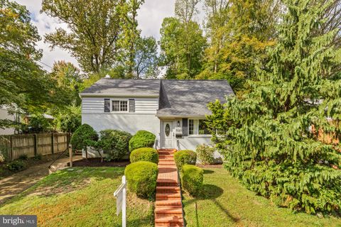 Photo of 11216 Dewey Road, KENSINGTON, MD 20895 (MLS # MDMC2200650)