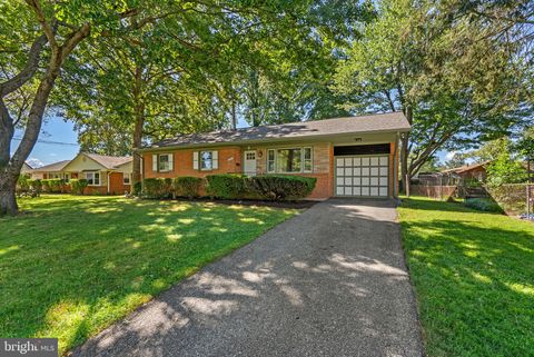 Photo of 4306 Parkland Court, ROCKVILLE, MD 20853 (MLS # MDMC2197410)