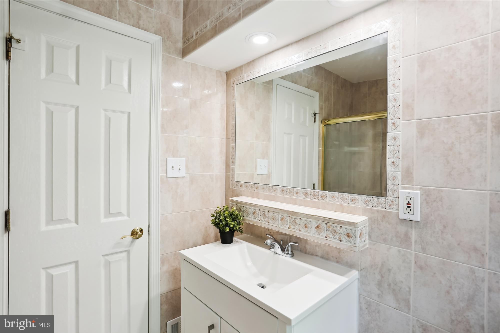 MANOR WOODS - Residential