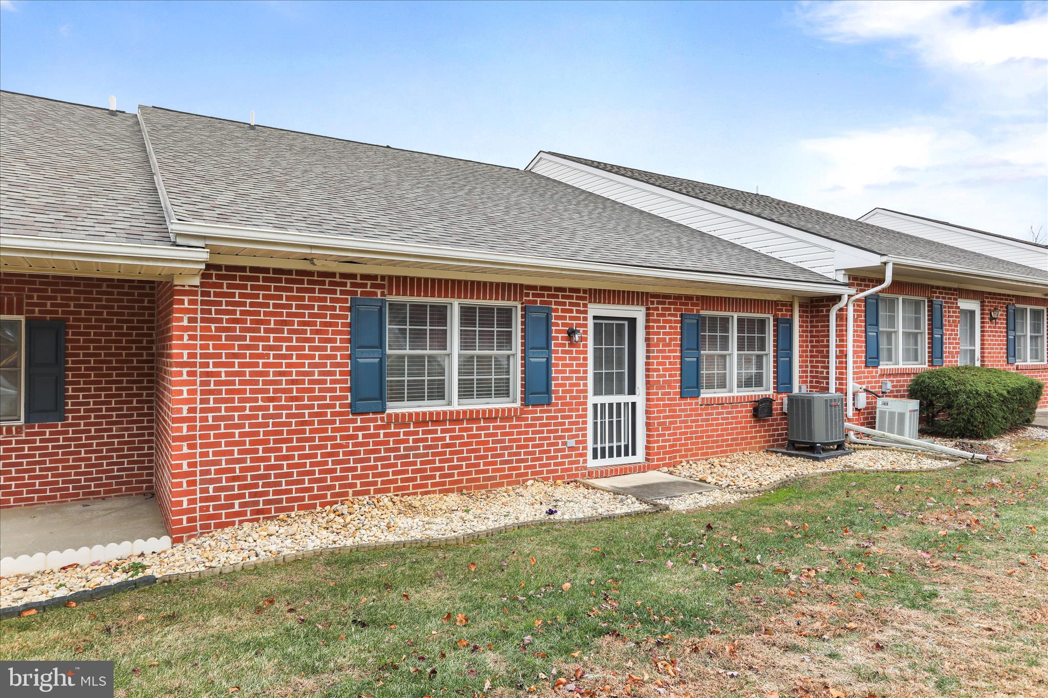 SUMMERLAND MANOR - Residential