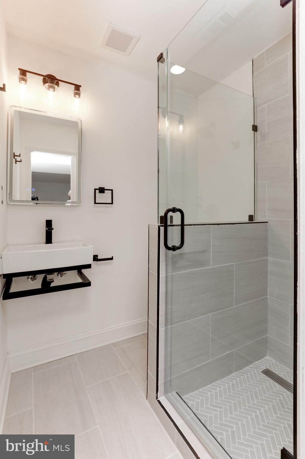 GOLF CLUB MANOR - Residential Lease