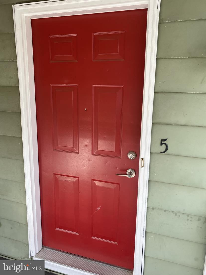 Currently tenant occupied until end of month. This completely renovated, second floor efficiency apartment has been fully remodeled and is ready for you to call home. Every detail has been carefully considered, from the brand-new appliances (including a dishwasher, stacked washer/dryer, refrigerator with icemaker, and electric stove) and enough room to to unwind in your living room.
You'll love the efficient mini splits, ample cabinets and the beautifully designed bathroom that adds a touch of luxury to your daily routine. This apartment is designed for ease of living, requiring minimal upkeep, so you can focus on enjoying your space.
Located close to downtown Charles Town and a quick run to the Martins. Credit check required (650), three times the monthly rent in income, and no evictions. Please note: Absolutely no pets or smoking/vaping!
Please submit applications on zillow**
*More photos coming by the weekend