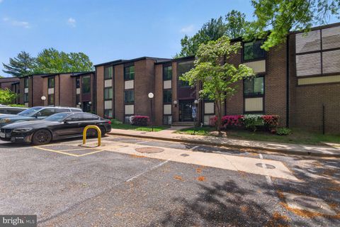 Photo of 9725 Kings Crown Court #202, FAIRFAX, VA 22031 (MLS # VAFX2304620)