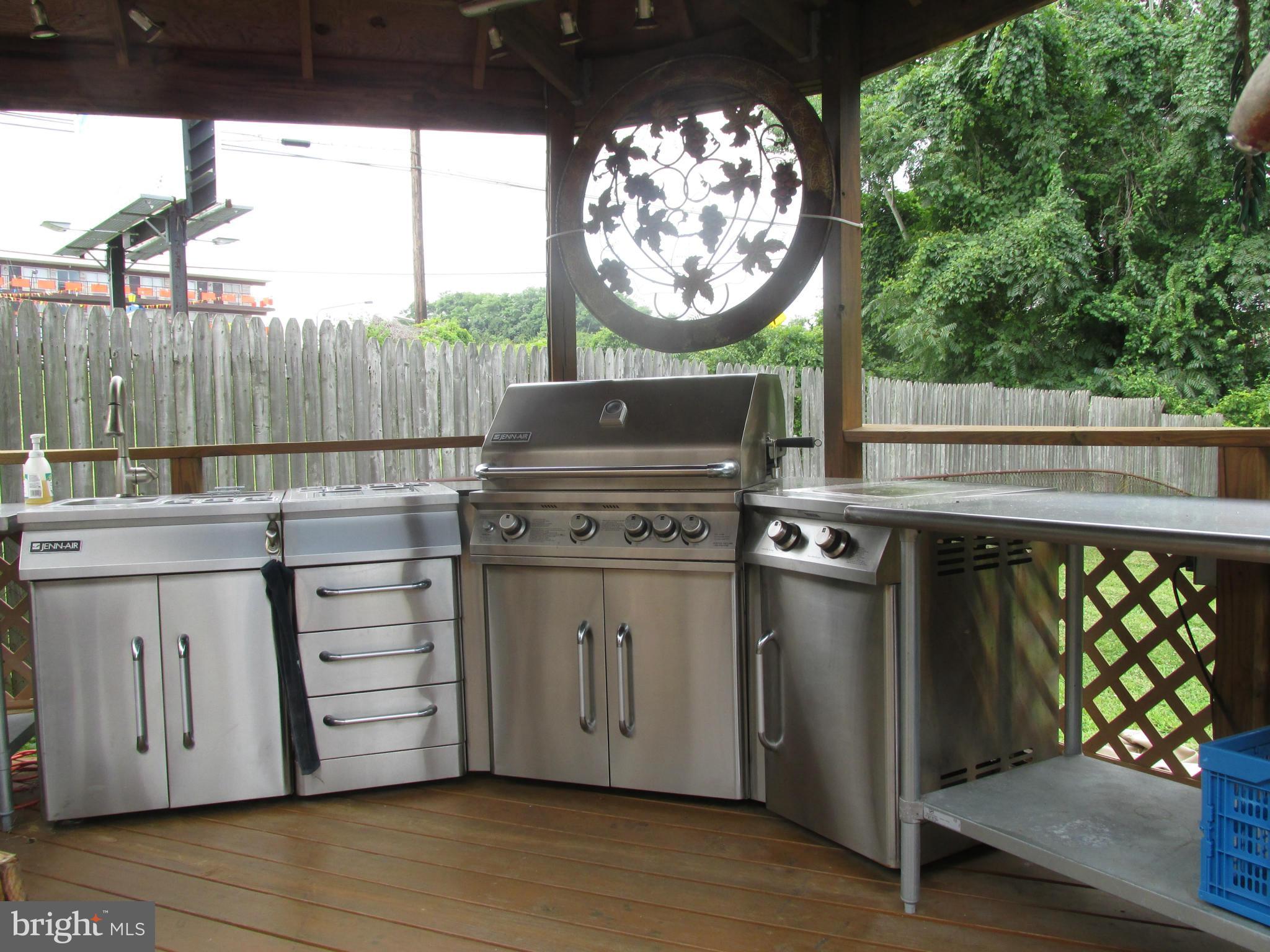 WEST LANSDOWNE - Residential