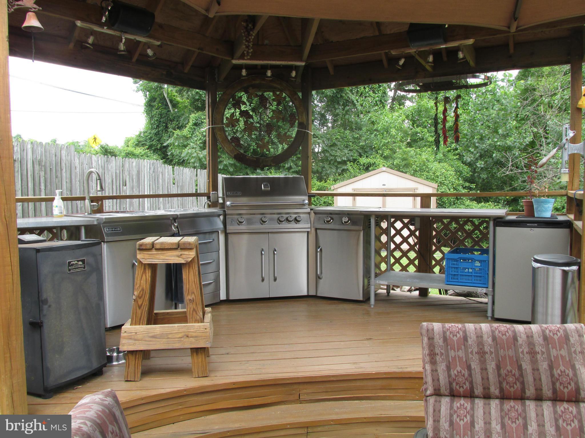 WEST LANSDOWNE - Residential