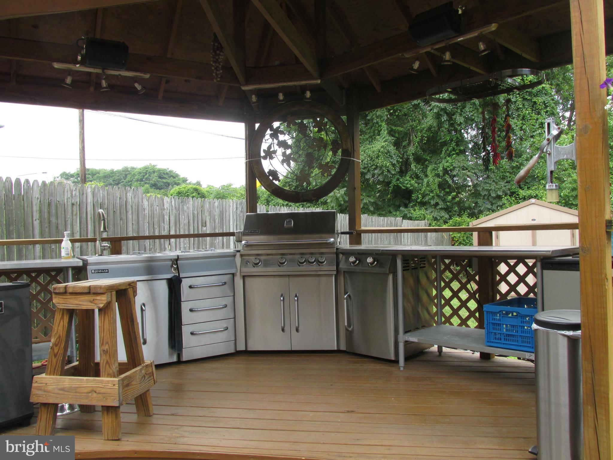 WEST LANSDOWNE - Residential