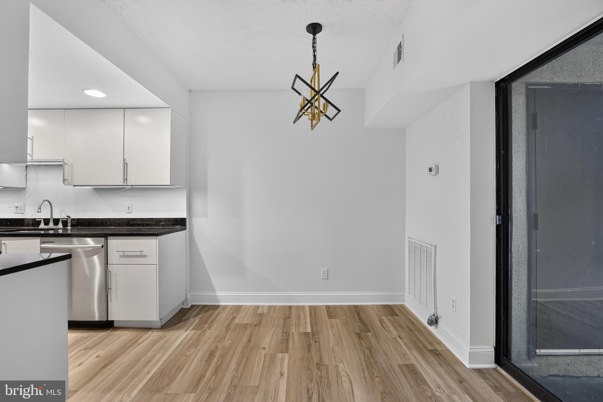 2200 CASTLE ROCK SQUARE 2B