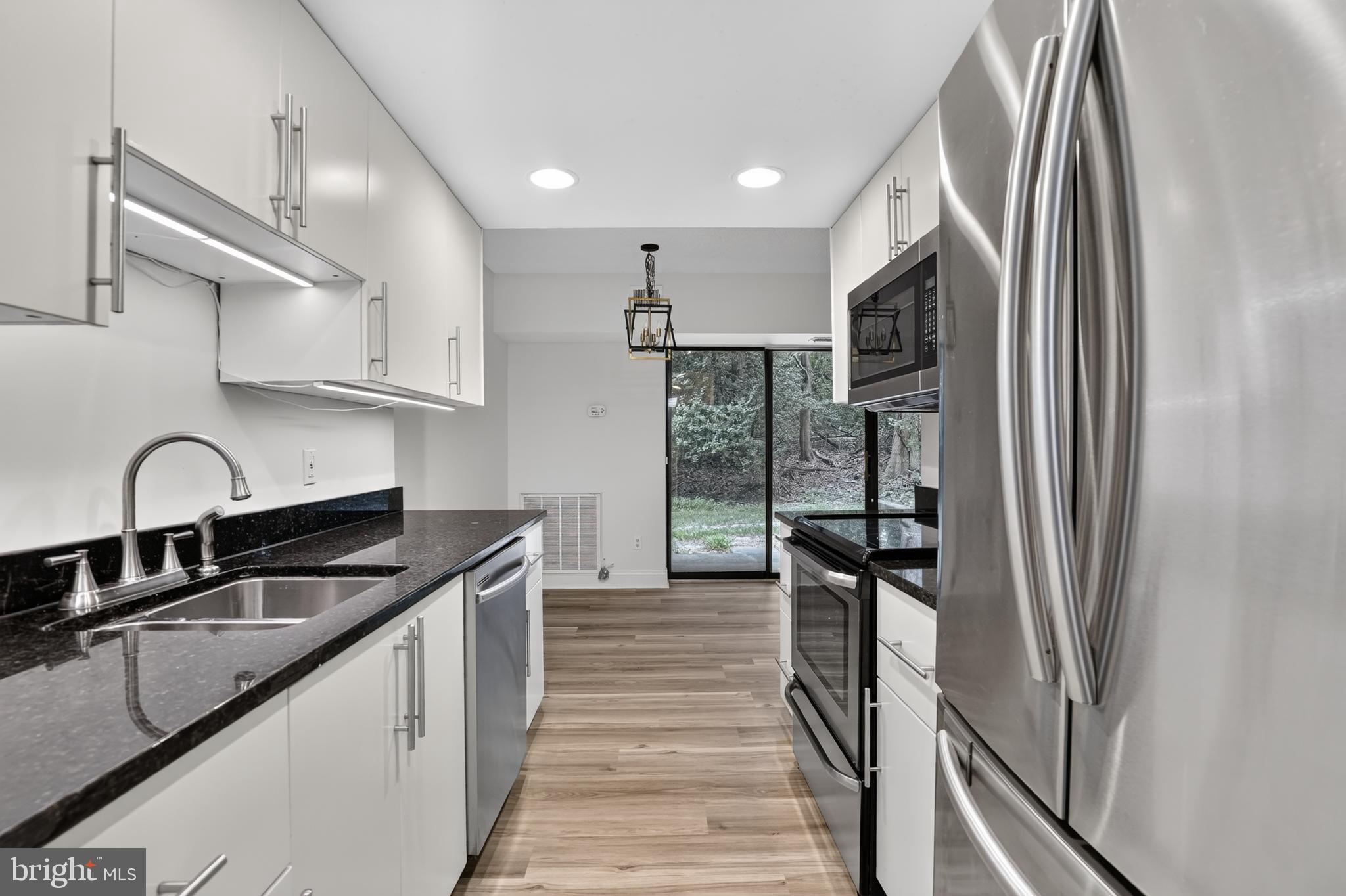 2200 CASTLE ROCK SQUARE 2B