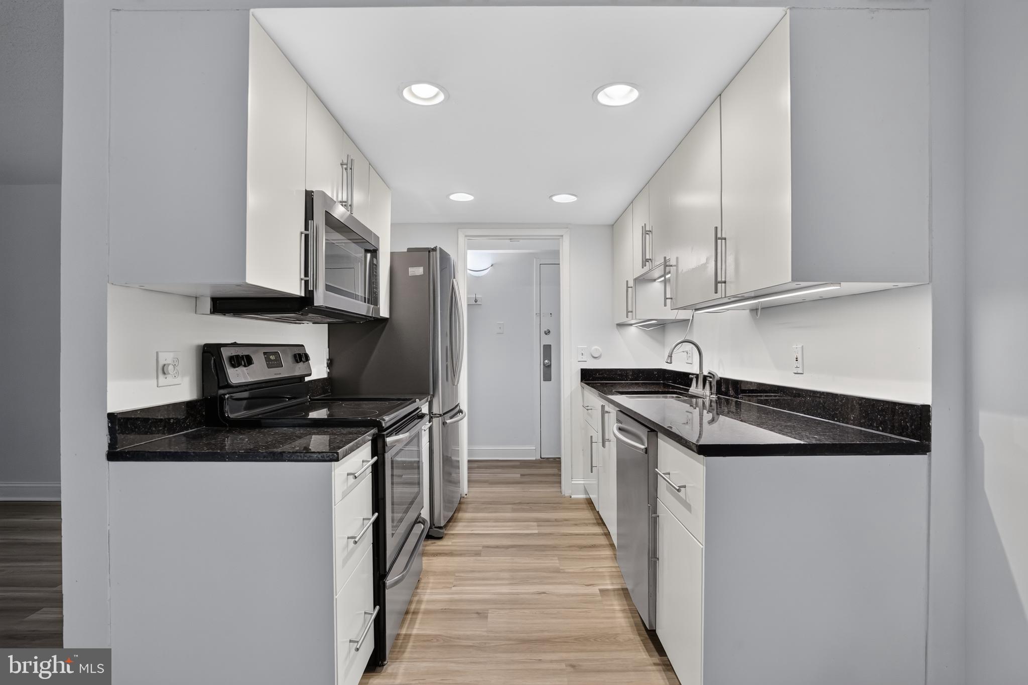 2200 CASTLE ROCK SQUARE 2B