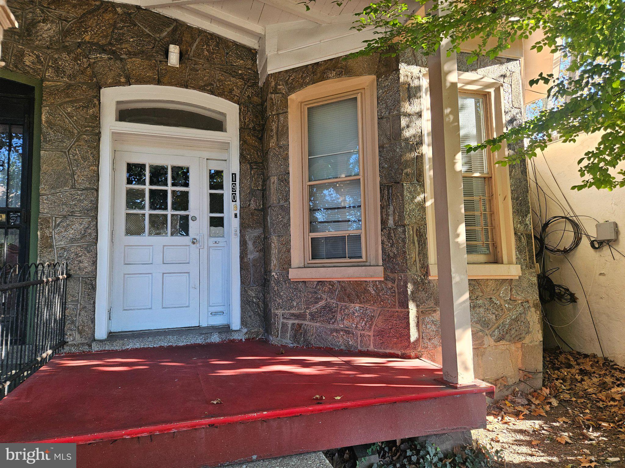 190 W MAPLEWOOD AVENUE