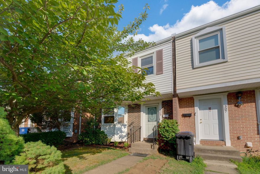 LOOKING FOR A PROJECT? WELL LOOK NO MORE... THIS INTERIOR 3 LEVEL TOWNHOME WITH ALMOST 1800SQFT OF LIVING SPACE IS READY FOR UPDATING AND PUTTING YOUR TOUCHES ON IT.  FEATURES 3 BEDROOMS ON THE UPPER LEVEL W/ 2 FULL BATHS.  THE MAIN LEVEL HAS A GENEROUS SIZED KITCHEN AND A HALF BATH.  THE LOWER LEVEL HAS A HALF BATH, LAUNDRY, REC ROOM, STORAGE AND WALKOUT TO REAR YARD.  FULLY FENCED.  THE ROOF, HVAC AND HOT WATER HEATER HAVE BEEN REPLACED WITHIN LAST 5 YEARS.  THE HOME HAS BEEN FRESHLY PAINTED. HOME IS IN GOOD CONDITION JUST NEEDS UPDATING