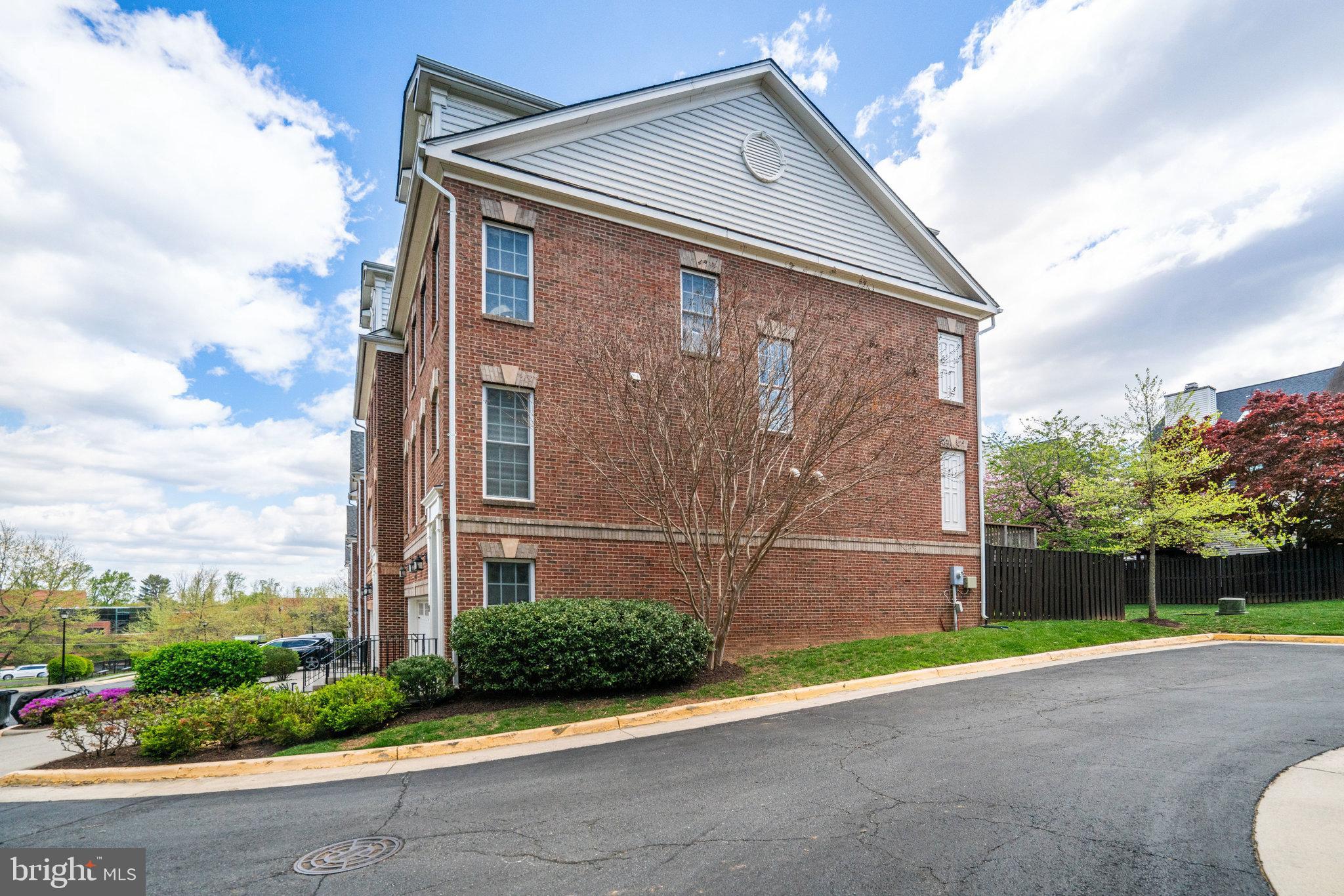 2082 HUTCHISON GROVE COURT