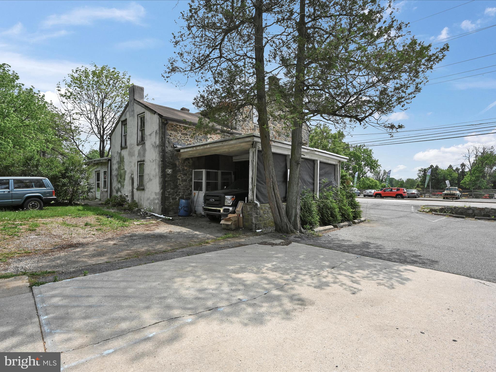 Main image without alt text