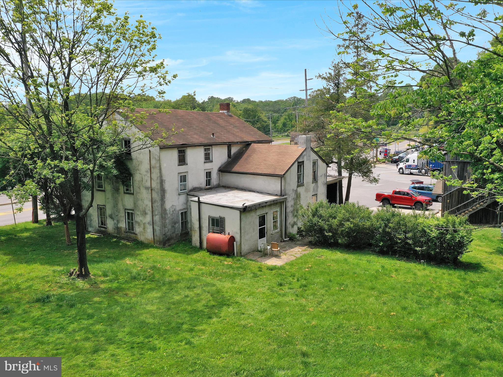 Main image without alt text