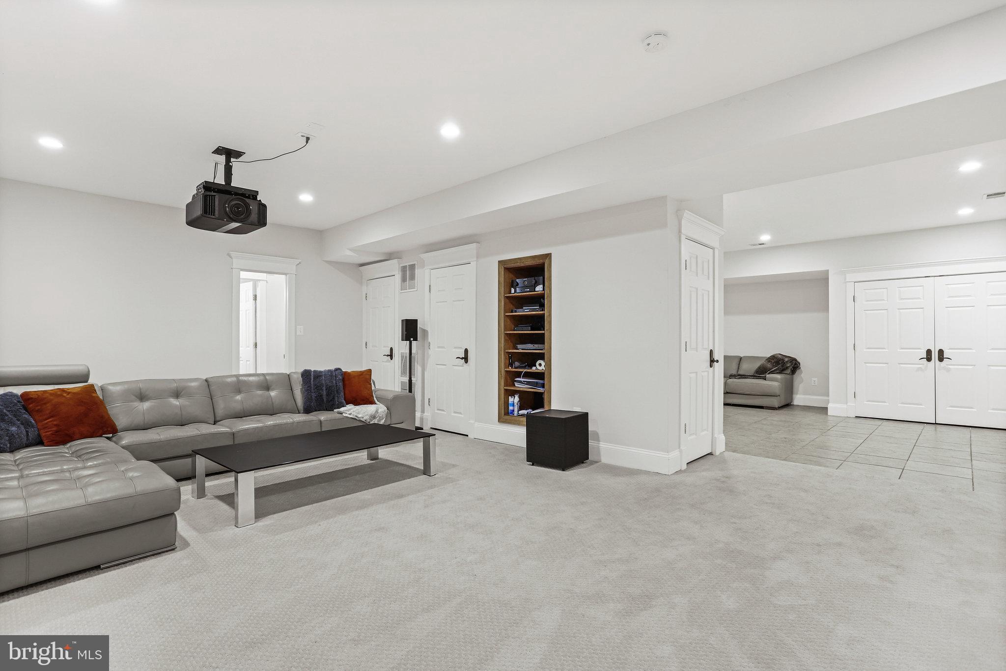 WILLIAMSBURG VILLAGE - Residential