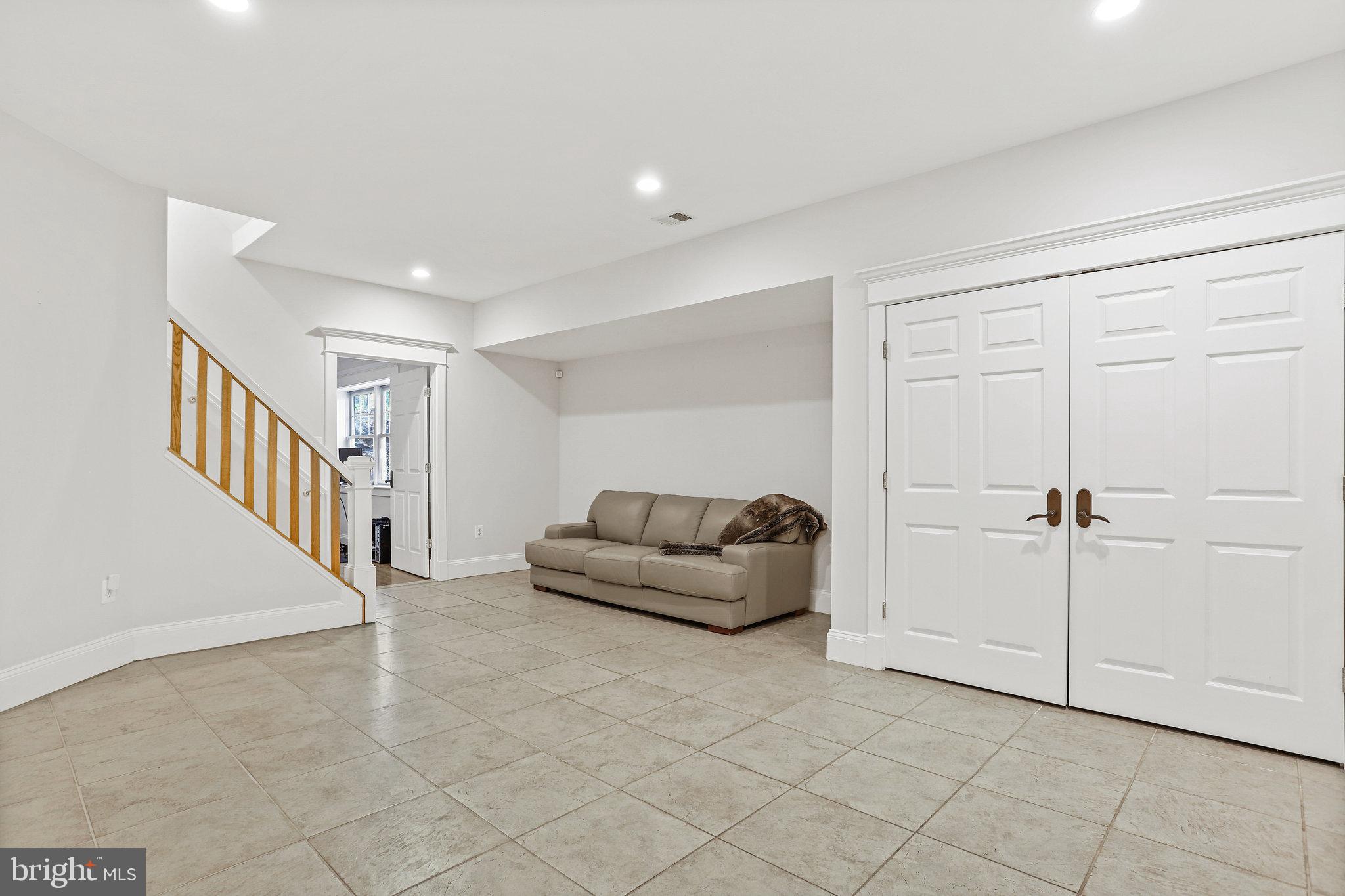 WILLIAMSBURG VILLAGE - Residential