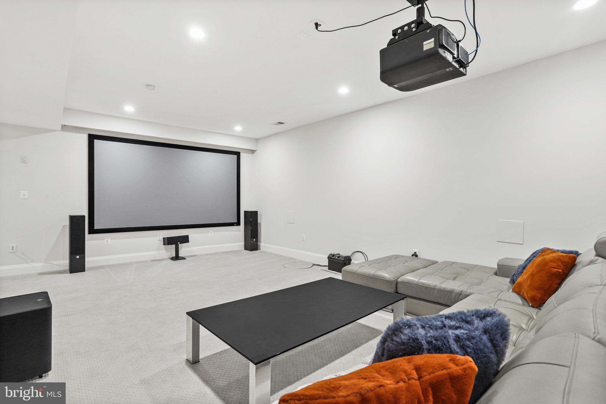 WILLIAMSBURG VILLAGE - Residential