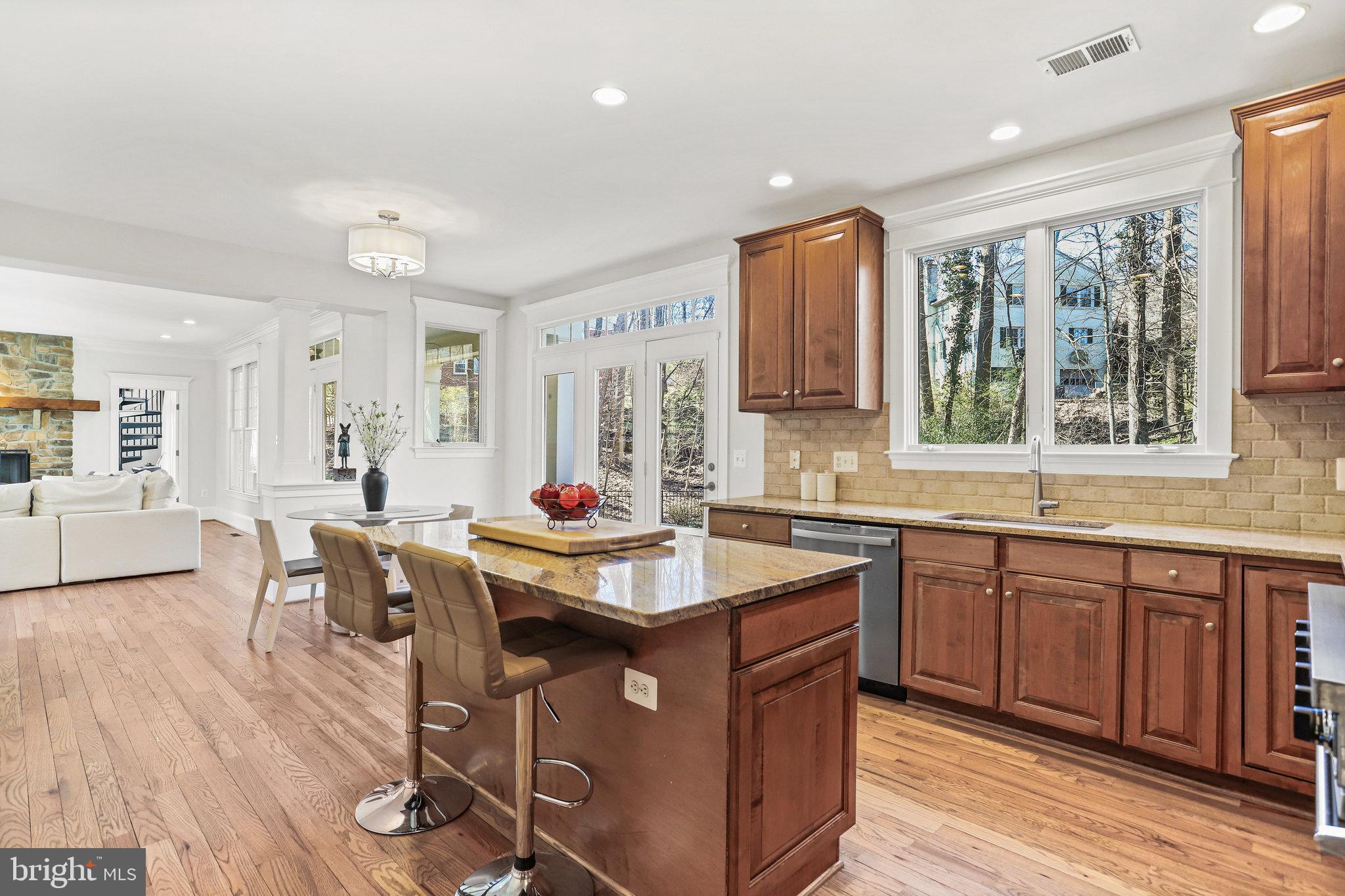 WILLIAMSBURG VILLAGE - Residential