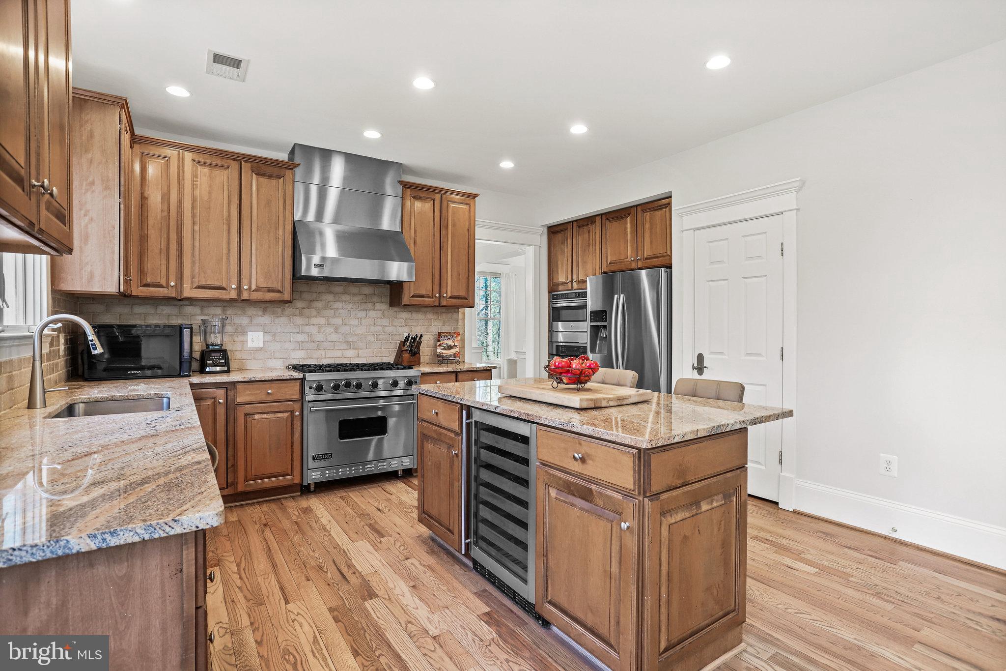 WILLIAMSBURG VILLAGE - Residential