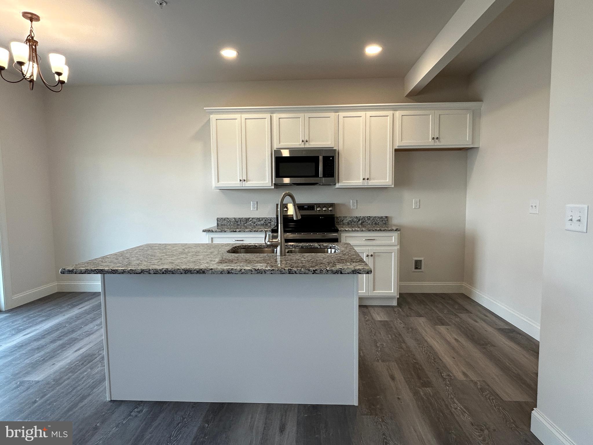 WOODLAND HILLS - Residential