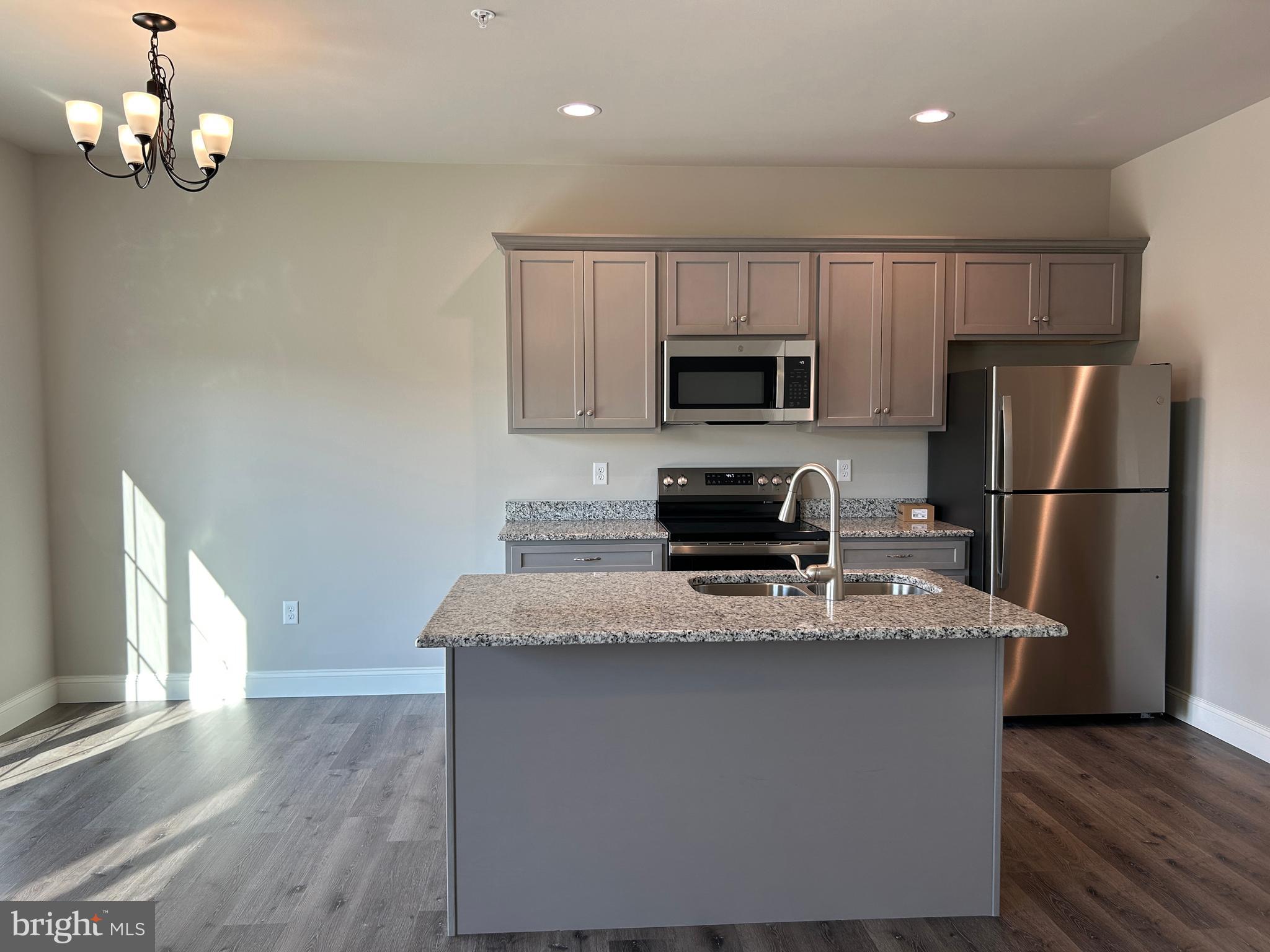 WOODLAND HILLS - Residential