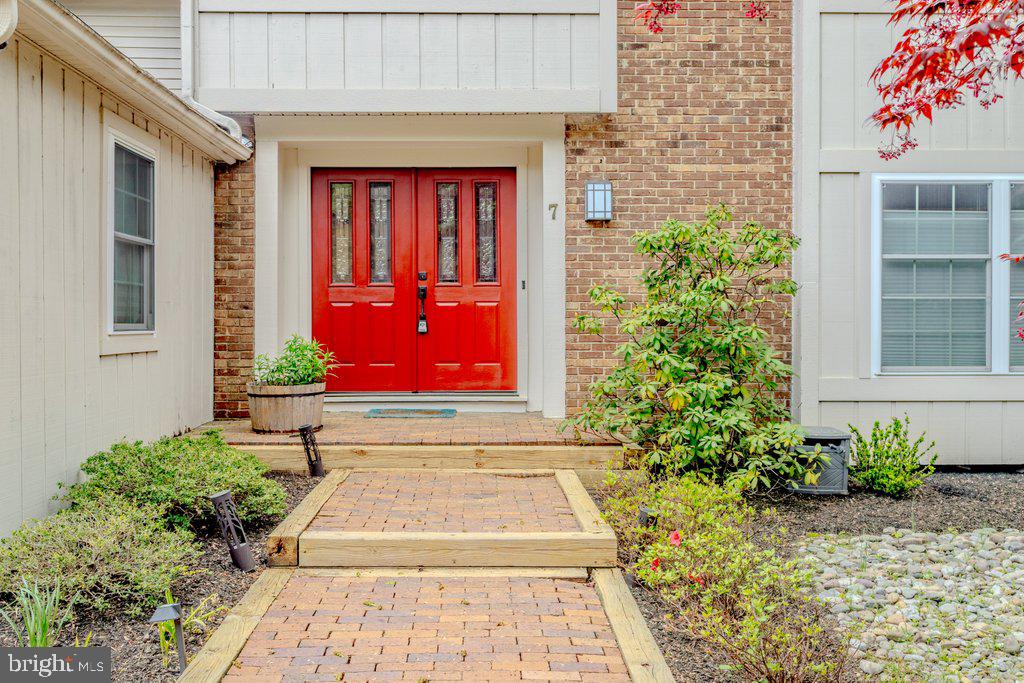 7 TEAK COURT