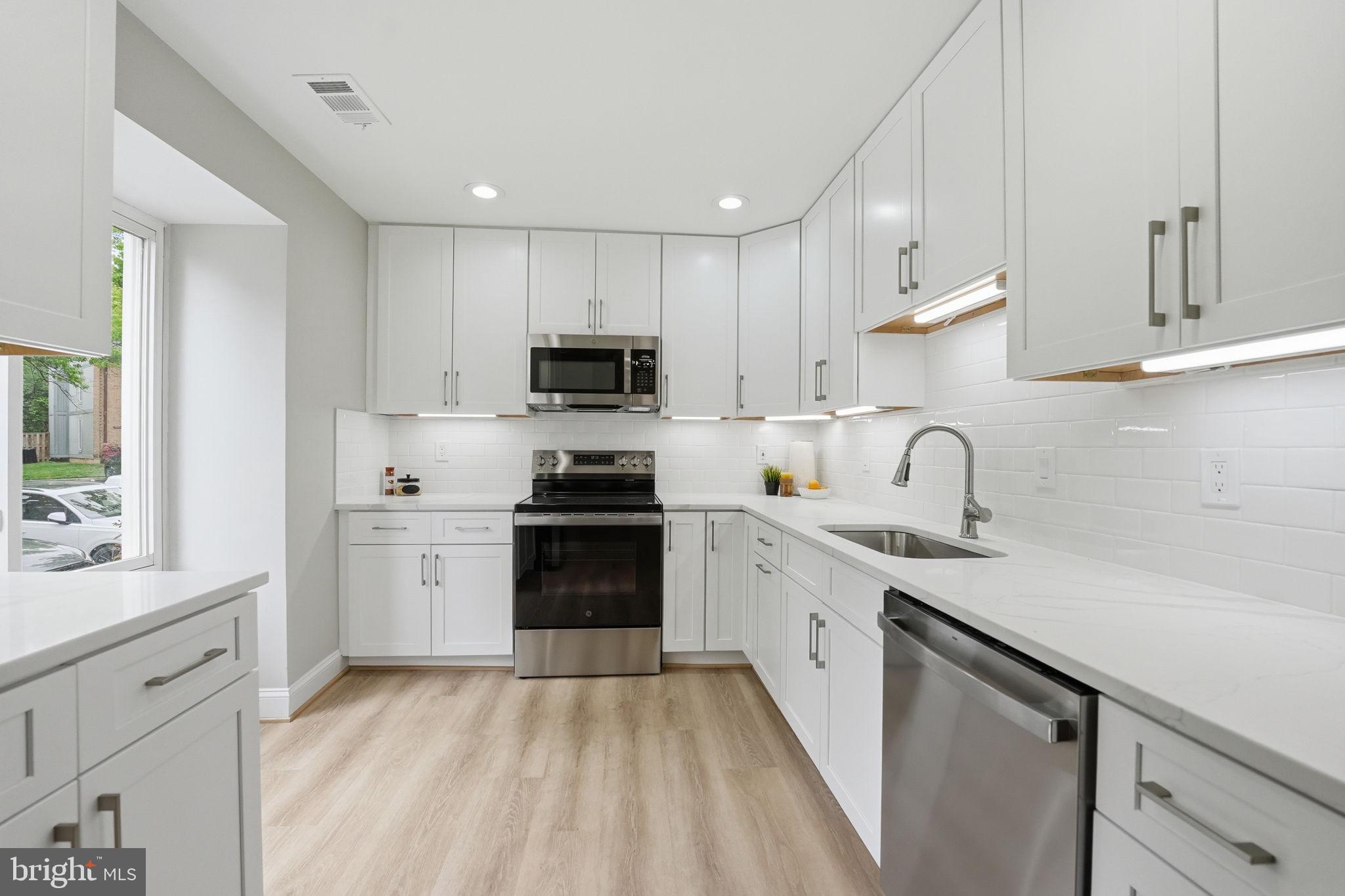 6045 HOLLOW KNOLL COURT