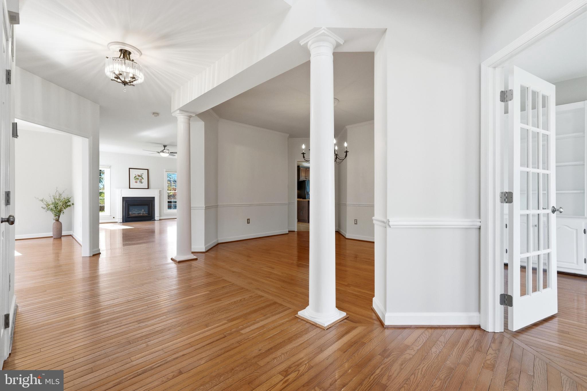 WILLIAMSBURG VILLAGE - Residential