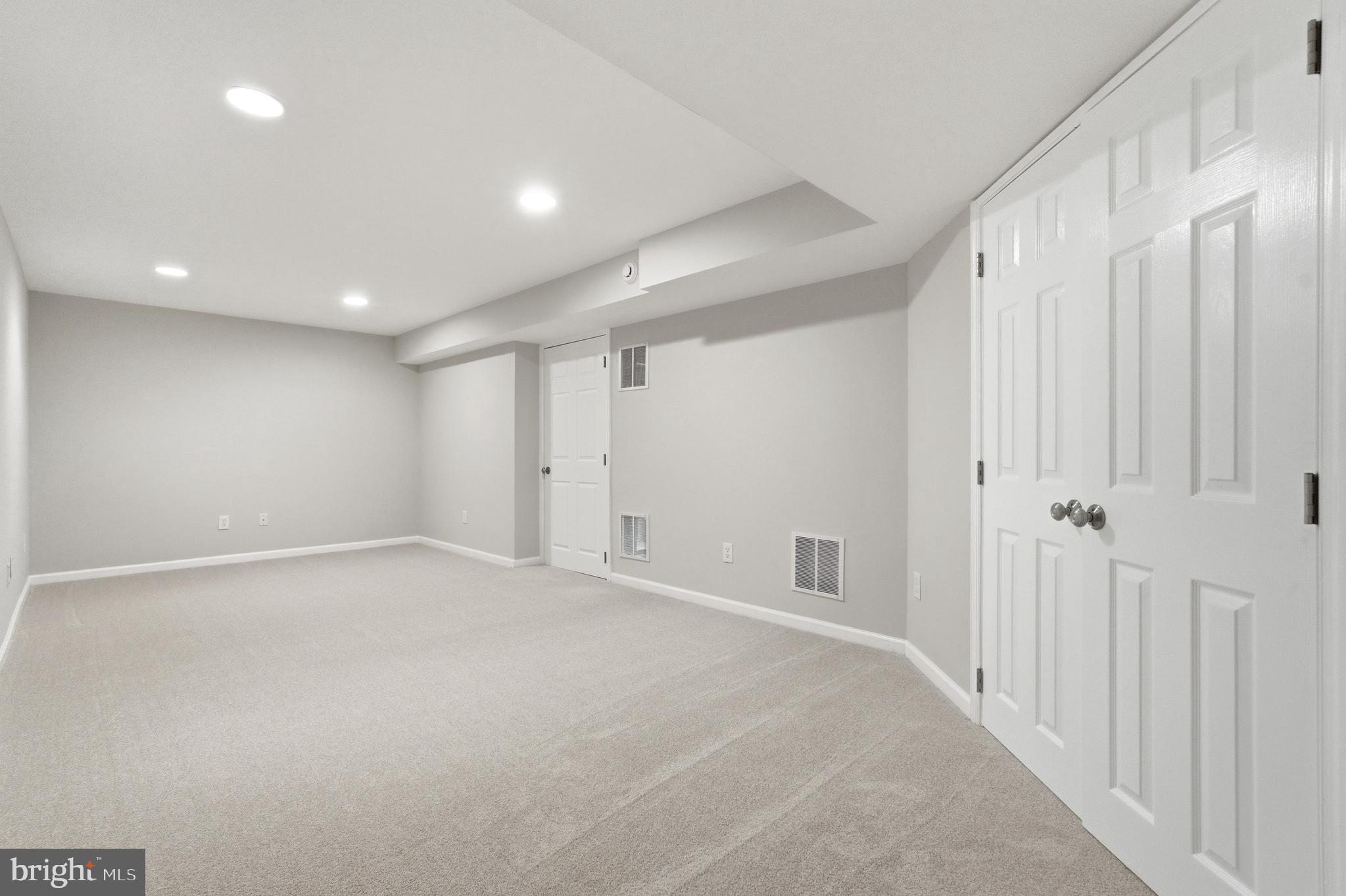 WILLIAMSBURG VILLAGE - Residential