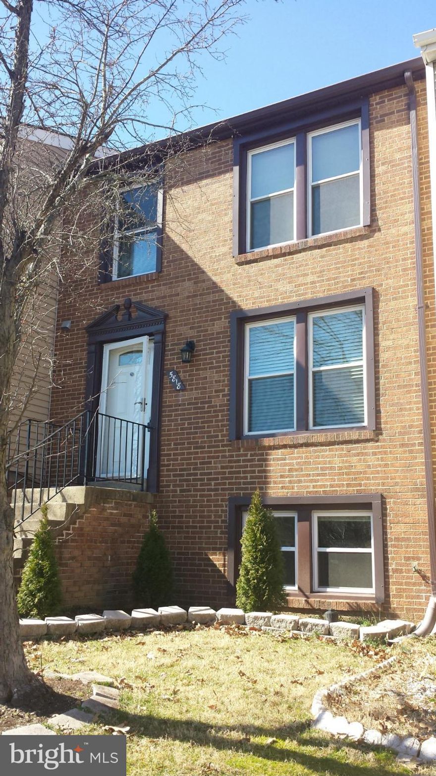 Move-in Ready!! Beautiful, Immaculate, Updated brick front town home for rent in heart of Centreville. Hardwood floors throughout. Updated kitchen with granite counters, SS appliances and Kitchen Island w/ granite top. Updated bathrooms throughout. Great location! Easy access to major roads. A must see!