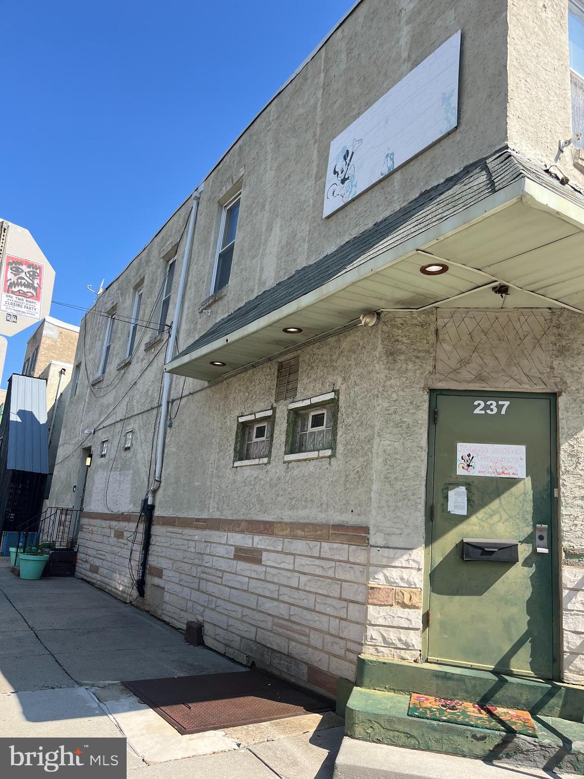 Main image without alt text