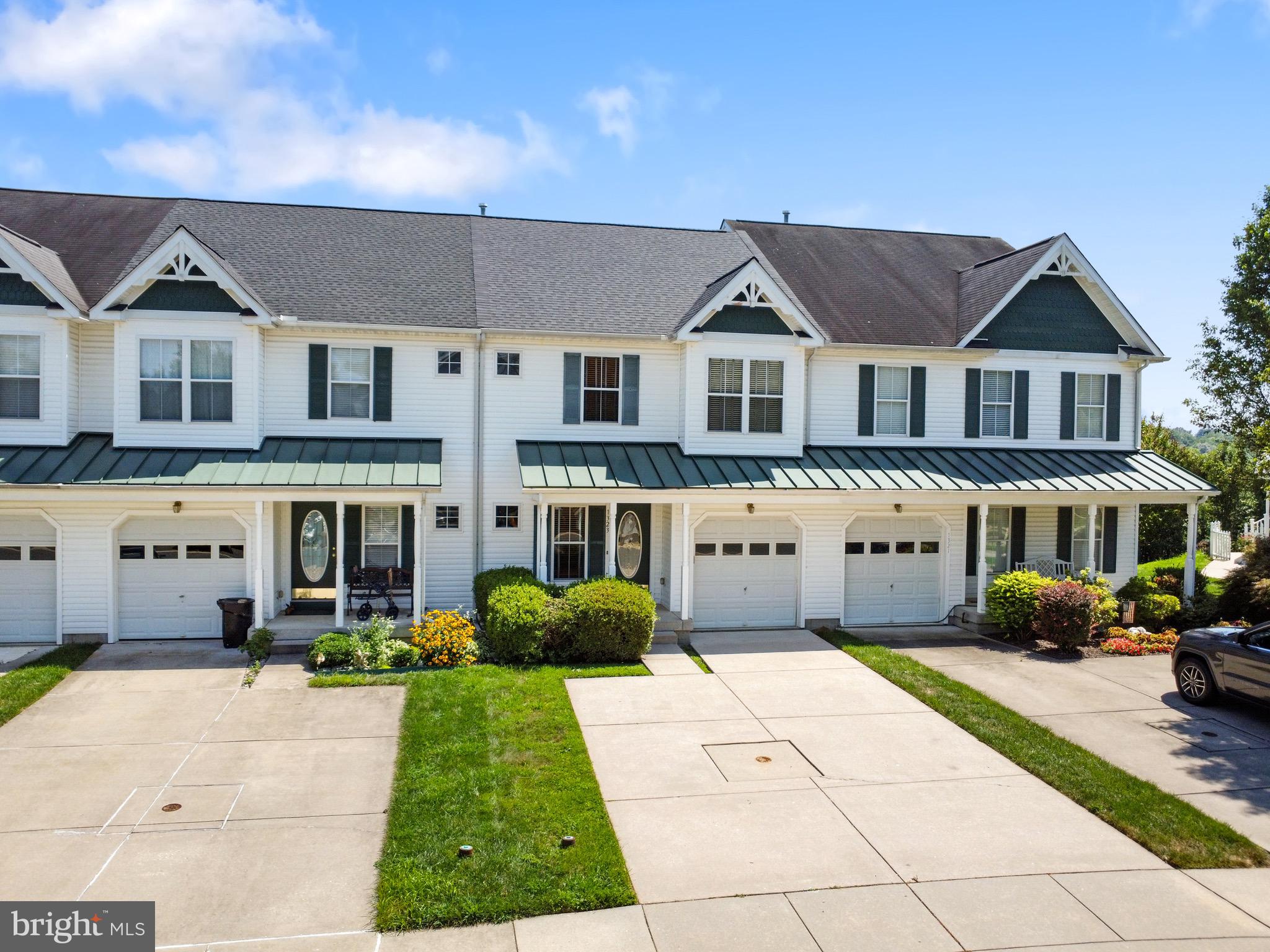 1323 ARTISTS LANE