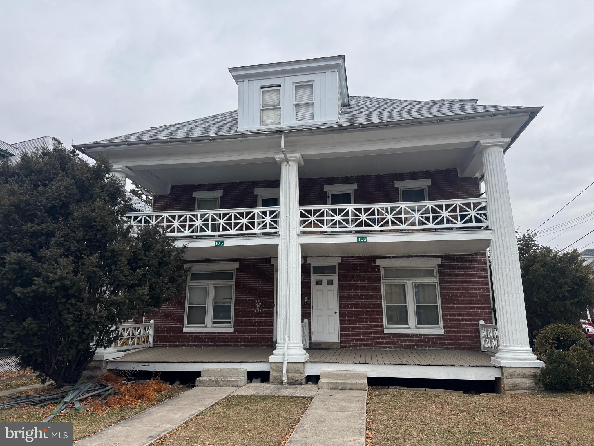 Main image without alt text