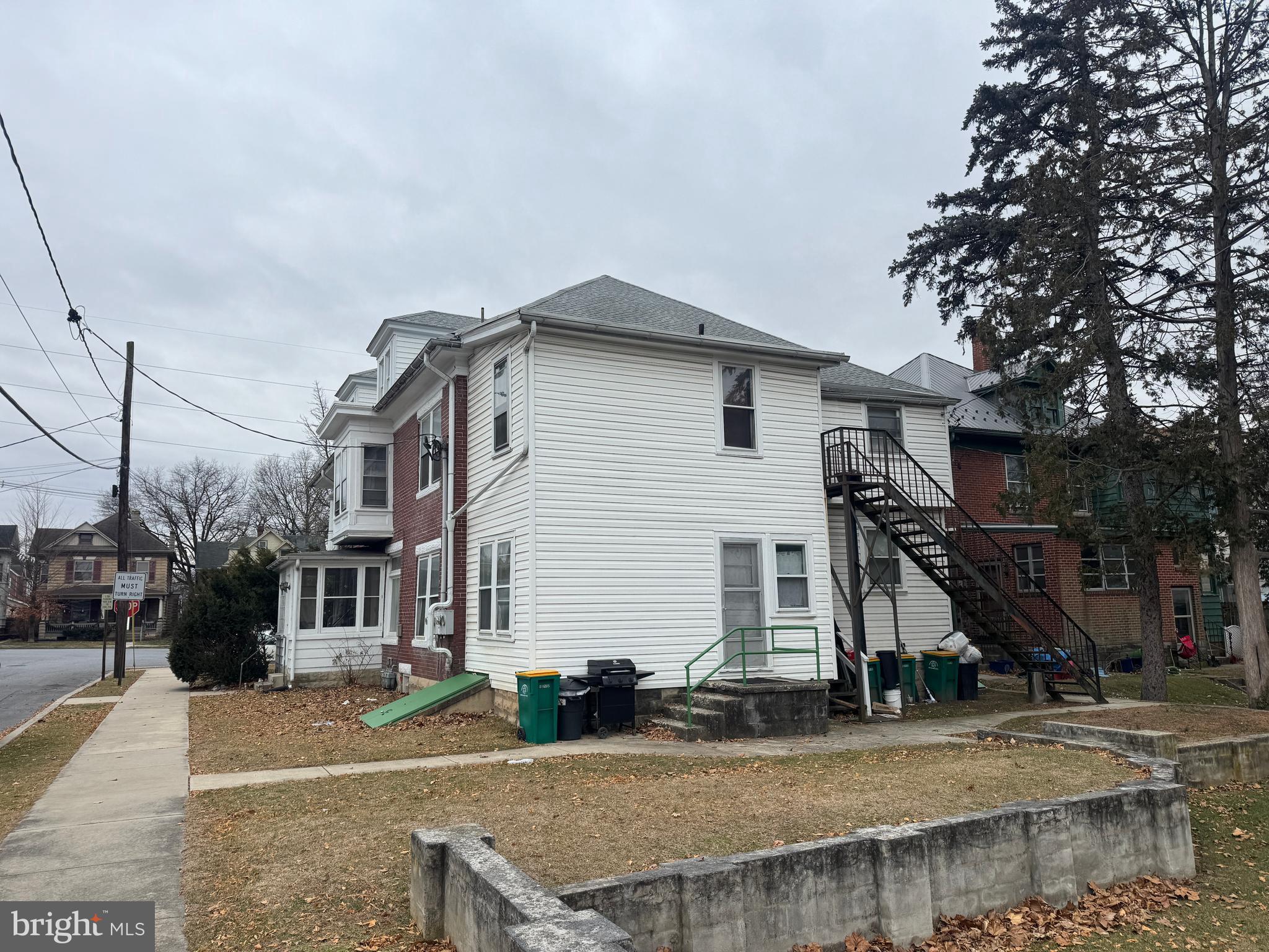 Main image without alt text