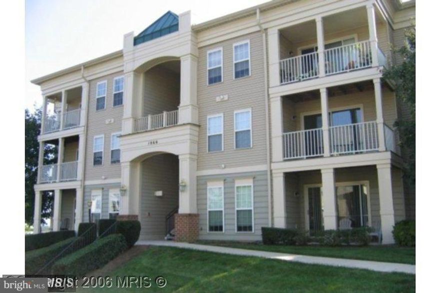 Bright Cheerful and Charming!! Open floor plan..  2 bedroom 2 bath condo. Master bedroom has a full size bathroom as well as a LARGE walk in closet.  Kitchen includes gas cooking / overlooks the living room / dining room.  Separate laundry room includes FULL size washer and dryer.  Close to 1-95, VRE, shopping, restaurants, managed property. Great property.  Call today!!