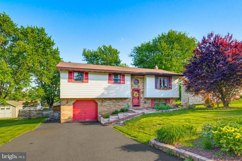 Photo of 2637 Hemlock Drive, COLUMBIA, PA 17512 (MLS # PALA2088158)