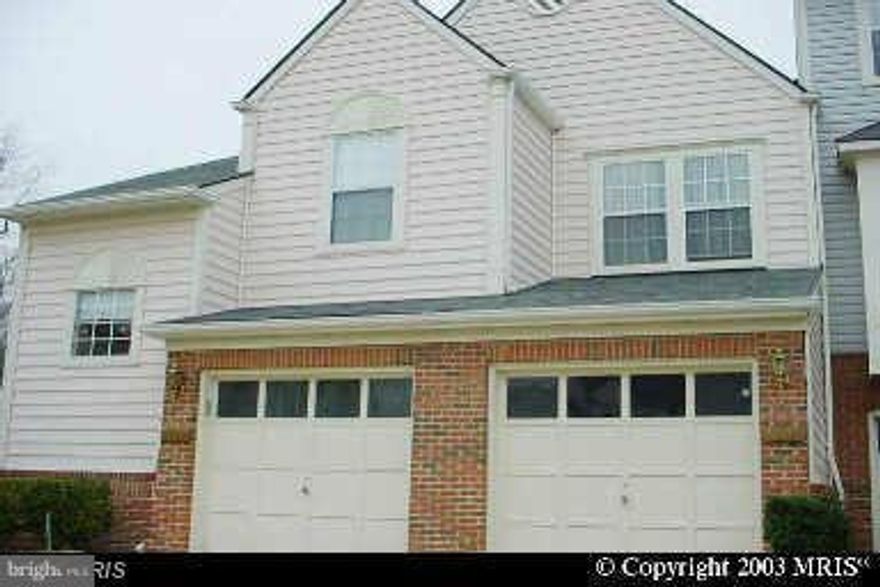 Beautiful end unit in sought after Glen Oaks. Home features spacious open concept living with large kitchen, dining & living room combination. Huge Master Suite and bath. Plus two additional large bedrooms. Home located near, shopping, restaurants and mass transit for easy commuting.