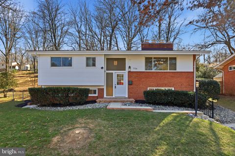 Photo of 706 Kenbrook Drive, SILVER SPRING, MD 20902 (MLS # MDMC2212194)
