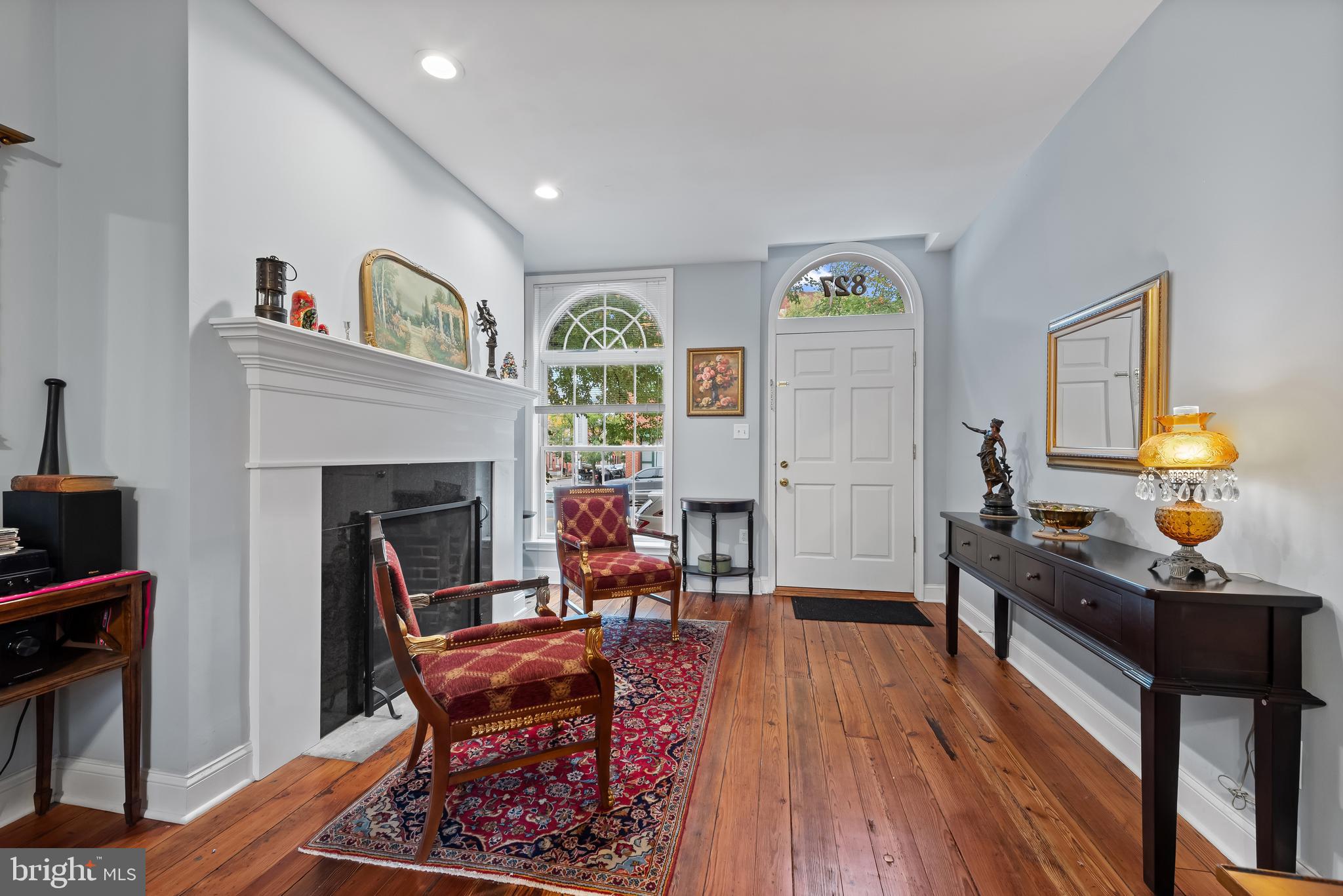 827 LIGHT STREET