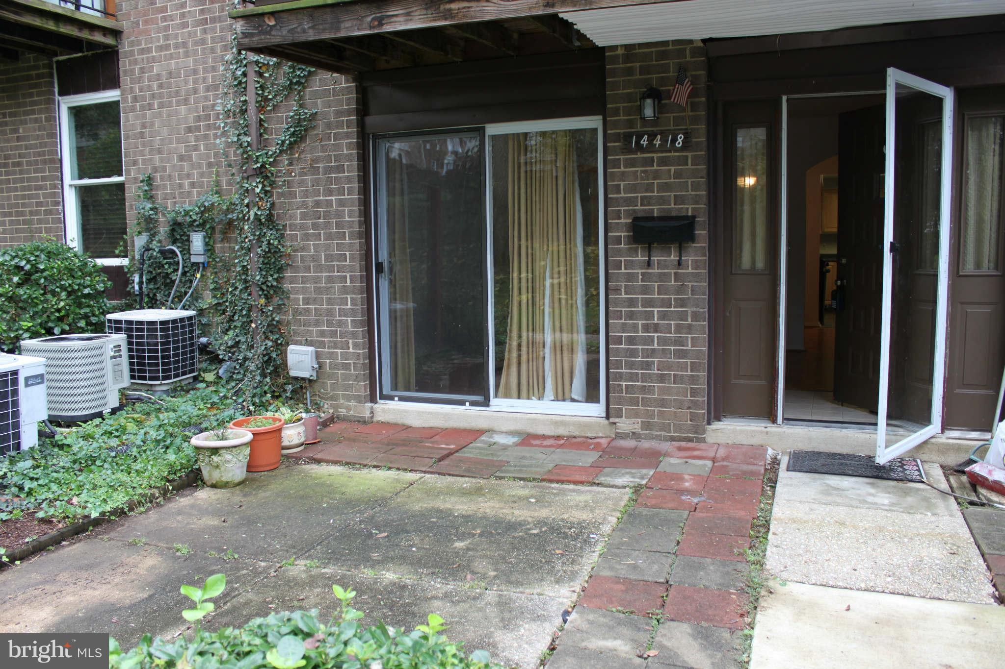 move-in ready condo with 2 bedrooms, 2 full baths, located near shopping center, transportations, fenced community , fresh paint. 1058 square feet, 1 assigned parking space, another permit parking pass for unassigned space, no pets. Tenant pays all utilities(water, gas, electricity)