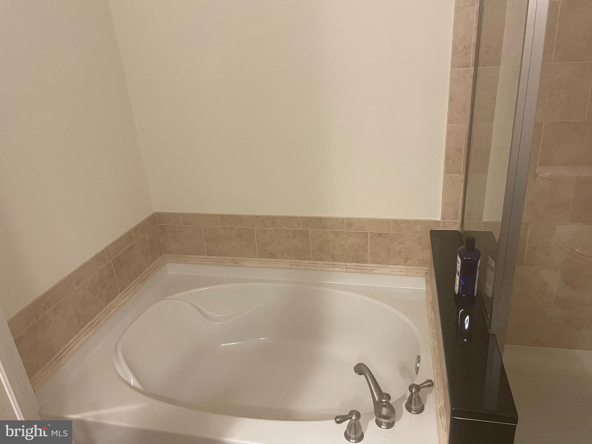 NAVAL SQUARE - Residential Lease