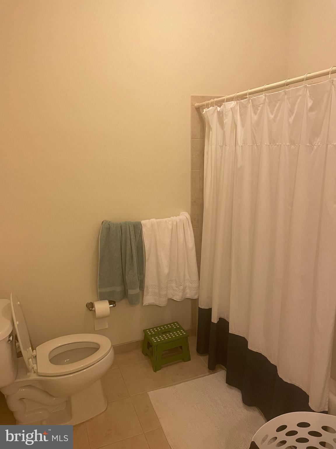 NAVAL SQUARE - Residential Lease